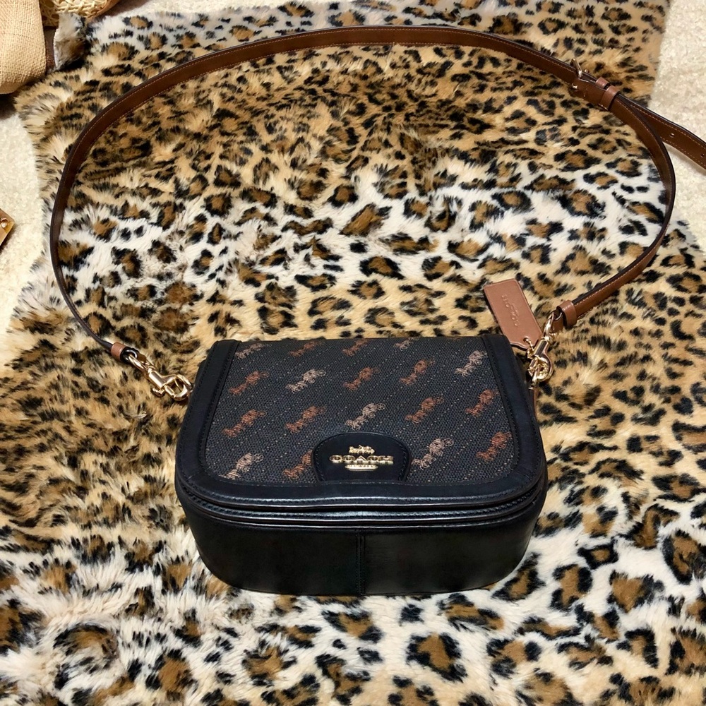 Christmas BIG SALE! Coach Horse & Carriage 🤎